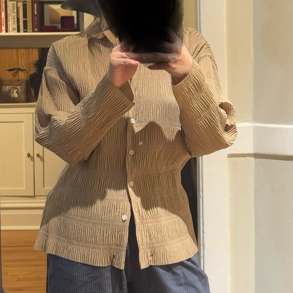 Long sleeve button down architectural pleated shirt in camel/beige size M